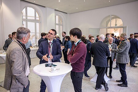 Powertrain-Conference-Teilnehmende-am-Stehtisch
