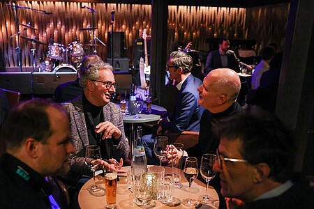Powertrain-Conference-Teilnehmende-im-Gespraech-zur-Abendveranstaltung