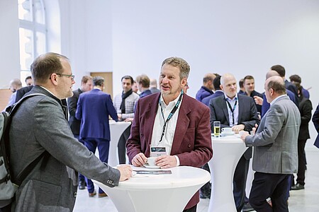 Powertrain-Conference-Teilnehmende-an-Stehtischen-Networking