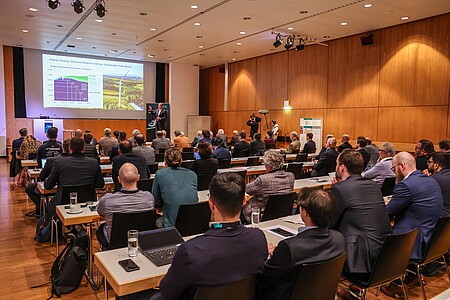 Teilnehmde-im-Konferenzraum-Powertrain-Tagung