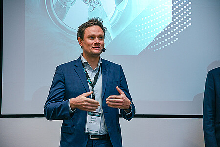 Motivational-speech-by-Tobias-Block-at-the-Conference-Sustainable-Energy-and-Powertrains: