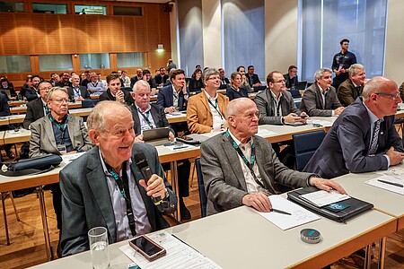 Powertrain-Conference:-Teilnehmer-stellt-Frage